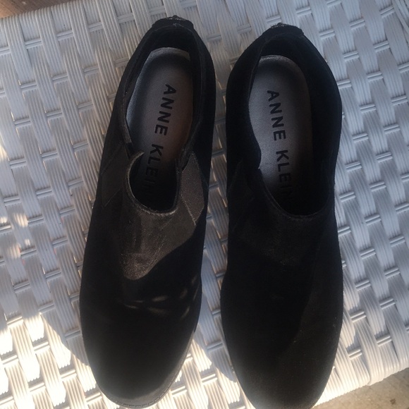 Anne Klein booties like new !! Very cute for fall and winter with jeans - Picture 2 of 5